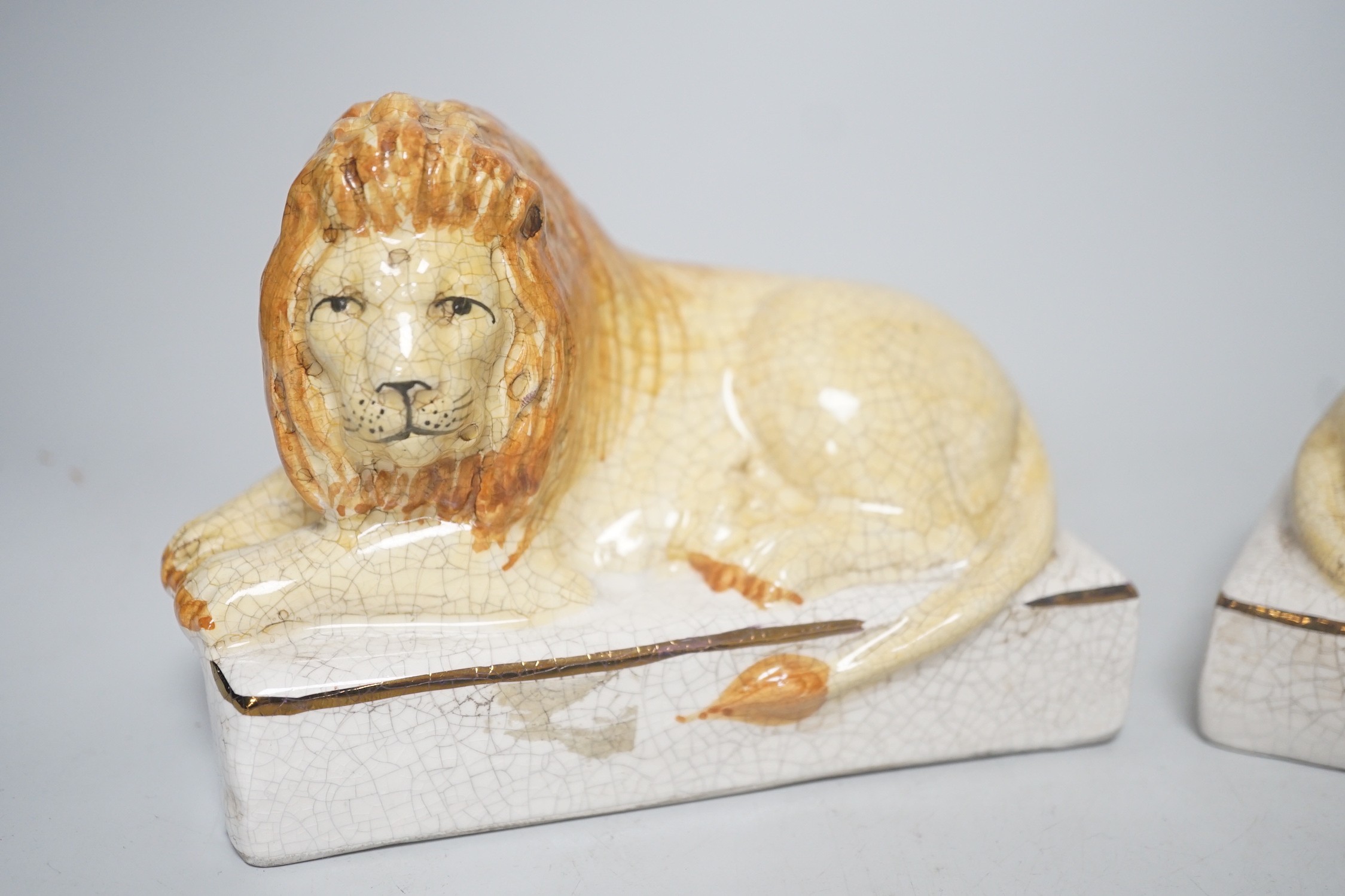 A pair of Staffordshire style lions, 15cm